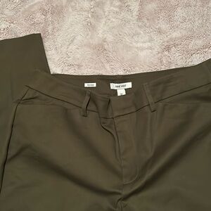 Nine West size 12 pants
Like new, worn once, olive color